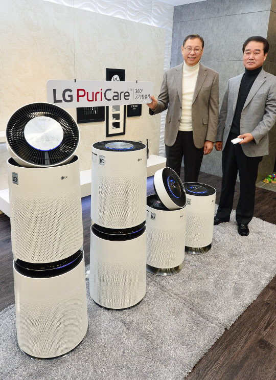 17일 서울 여의도동 LG트윈타워에서 조성진 LG전자 H&A사업본부 사장(왼쪽)과 최상규 한국영업본부 사장(오른쪽)이 대용량, 고성능의 퓨리케어 360도 공기청정기를 소개하고 있다.  LG전자 제공